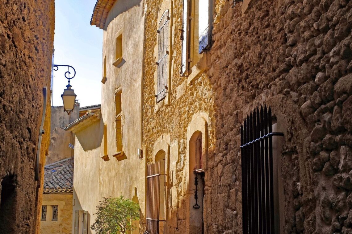 Enge mittelalterliche Steingasse in Peratallada mit schmiedeeiserner Laterne