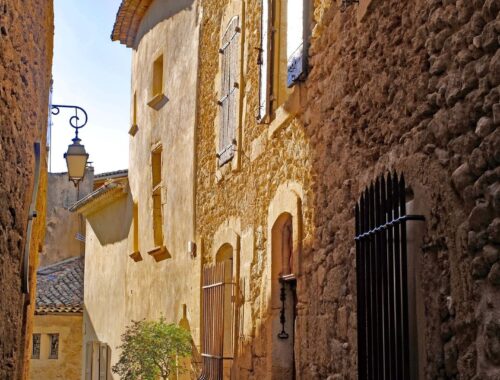 Enge mittelalterliche Steingasse in Peratallada mit schmiedeeiserner Laterne