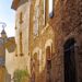 Enge mittelalterliche Steingasse in Peratallada mit schmiedeeiserner Laterne