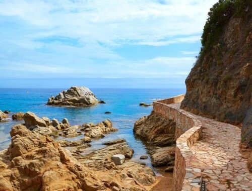 Steiniger Küstenweg des Camí de Ronda am türkisblauen Meer