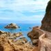 Steiniger Küstenweg des Camí de Ronda am türkisblauen Meer