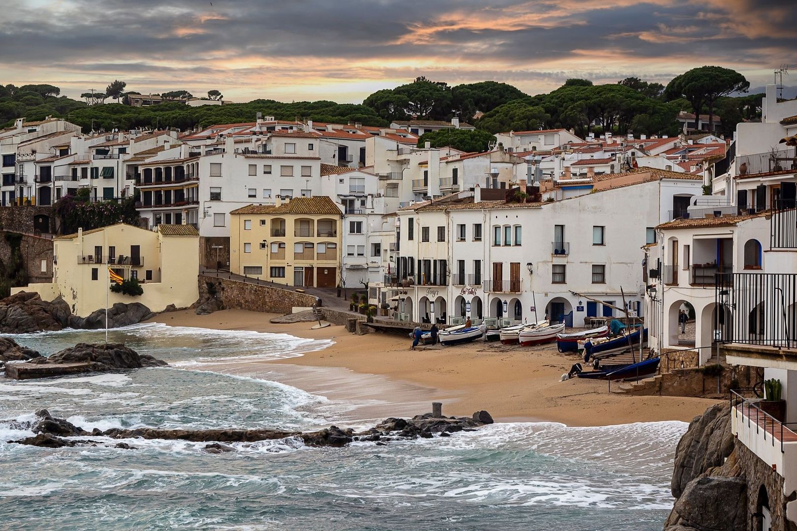Küstenort Calella de Palafrugell mit Strand, Fischerbooten und Pinien