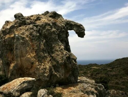 Windgeformte Felsformation mit bogenförmigem Vorsprung am Cap de Creus