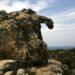 Windgeformte Felsformation mit bogenförmigem Vorsprung am Cap de Creus