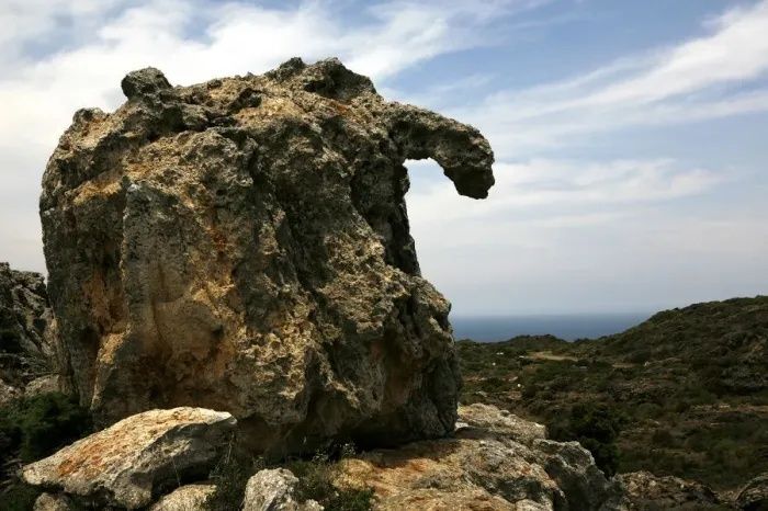 Windgeformte Felsformation mit bogenförmigem Vorsprung am Cap de Creus