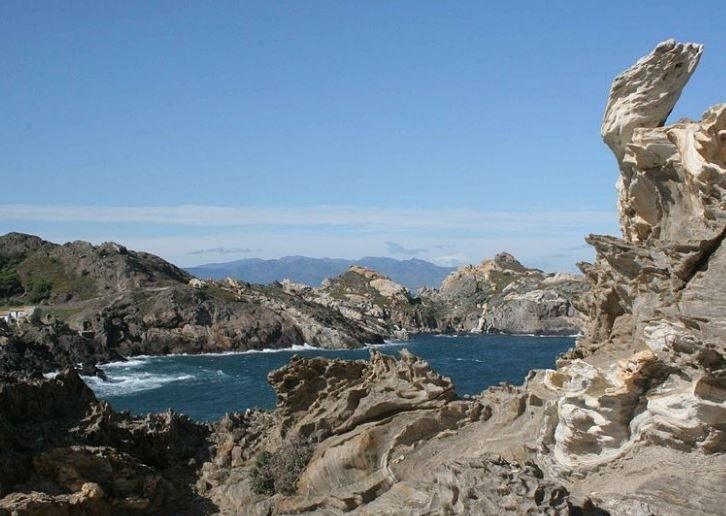 Windgeformte Felsen an einer felsigen Küste des Cap de Creus